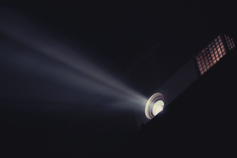 ¿POR QUÉ LA IDENTIFICACIÓN PROYECTIVA ES MUCHO MÁS QUE UN MECANISMO DE DEFENSA?